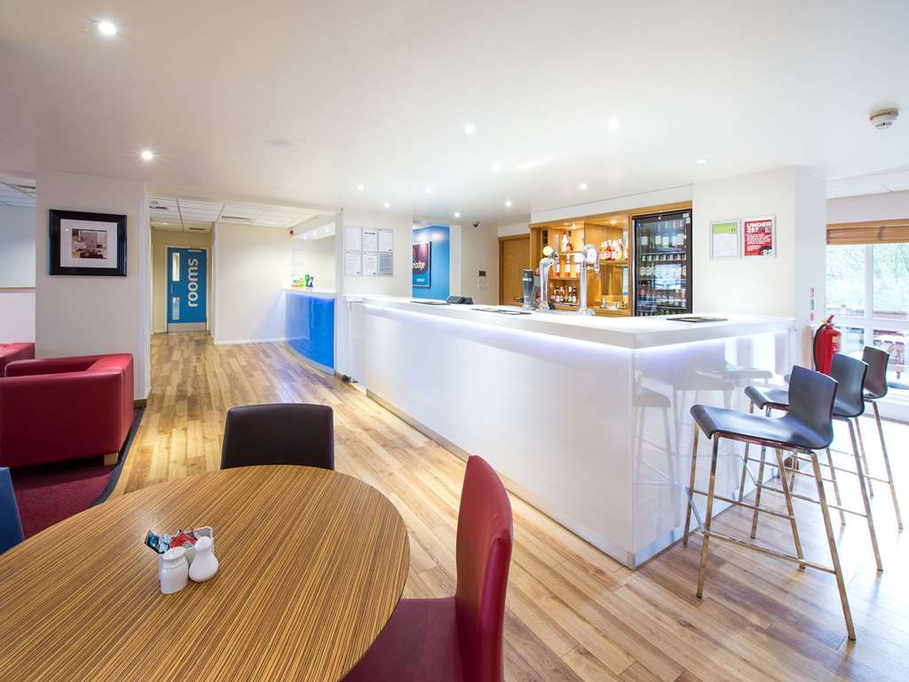 Travelodge Ashford Ресторант снимка